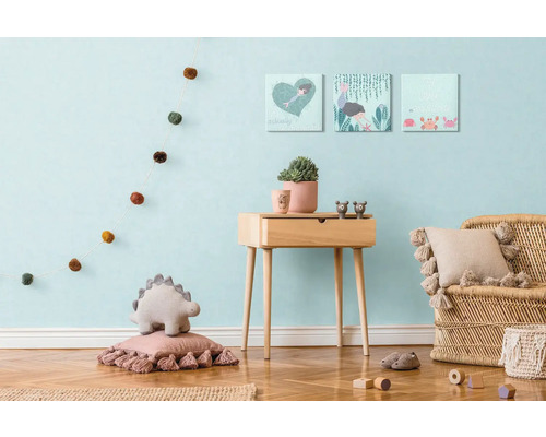 Barnrumsscen med dekoration, sidobord och sittplats