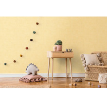 Barnrum med sidobord i trä, dekorationer och rottingfåtölj