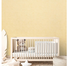 Barnrum med spjälsäng, teddybjörn och dekoration