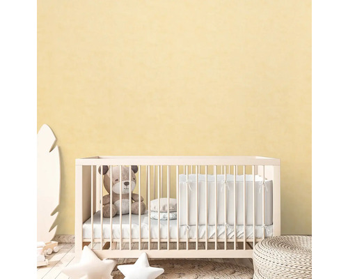 Barnrum med spjälsäng, teddybjörn och dekoration