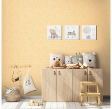 Barnrum med träskåp, väggbilder, kuddar och leksaker för en mysig atmosfär