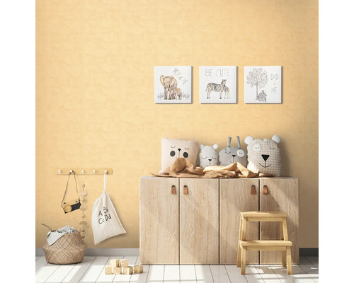 Barnrum med träskåp, väggbilder, kuddar och leksaker för en mysig atmosfär