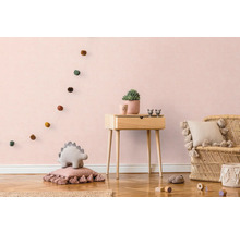 Barnrum med träbyrå, rottingfåtölj och dekorativa element