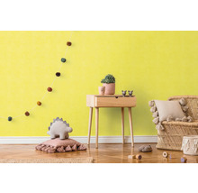 Barnrum med trägolv, sängbord, rottingfåtölj och dekorativa element