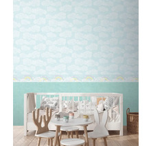 Barnrum med tapet med moln- och regnbågsmönster, barnsäng, bord och stolar