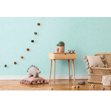 Barnrum med trämöbler, kuddar och dekoration