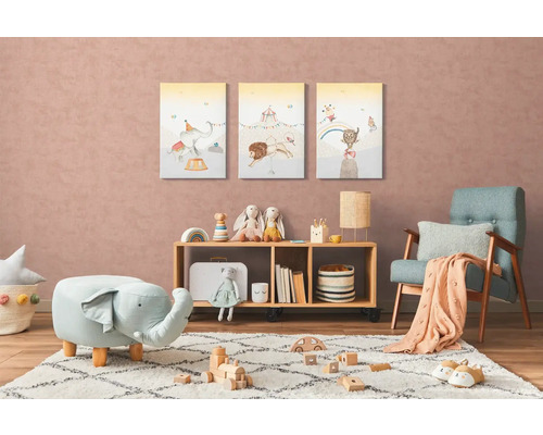 Barnrum med väggmålningar av cirkusdjur, trähylla, leksaker och matta