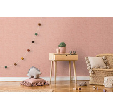 Barnrum med skrivbord i trä, korgstol och dekorativa element