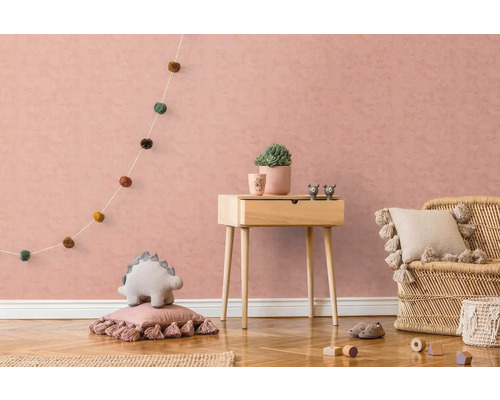 Barnrum med skrivbord i trä, korgstol och dekorativa element