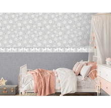 Barnrum med säng, sängbord och tapet med rosmönster och kant med hästmotiv.