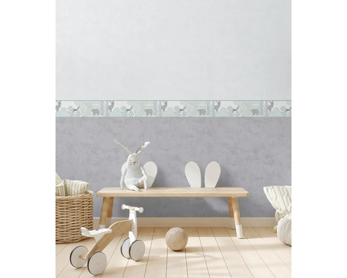 Barnrum med skogsdjur tapet, trägolv och leksaker