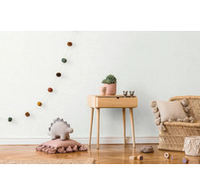 Barnrum med träbyrå, rottingfåtölj och dekorationsartiklar