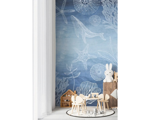 Barnrum med väggmålning, barnbord och stolar