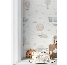 Barnrum med tapet som visar luftballonger och moln, med barnmöbler