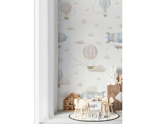 Barnrum med tapet som visar luftballonger och moln, med barnmöbler