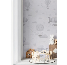 Barnrum med tapet med luftballongmönster, barnmöbler och dekoration