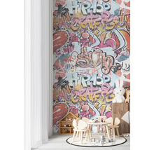 Barnrum med tapet i graffitistil, barnbord och stolar