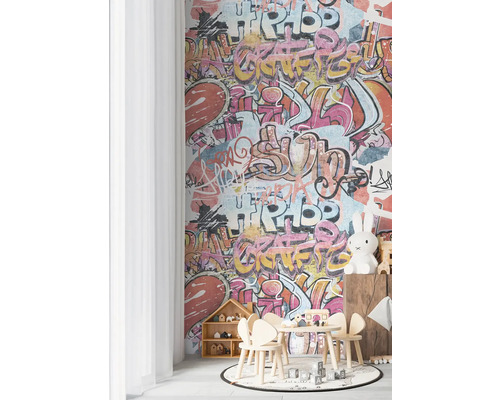 Barnrum med tapet i graffitistil, barnbord och stolar