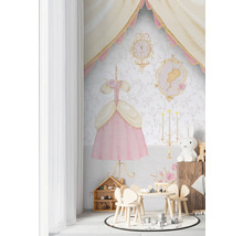 Barnrum med tapet i prinsessdesign, bord och stolar