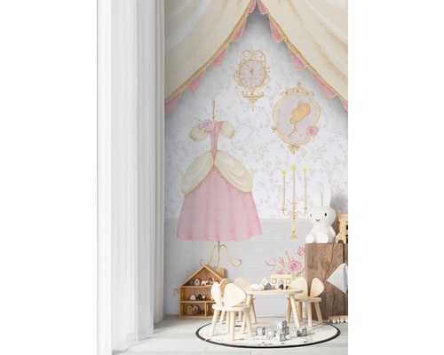 Barnrum med tapet i prinsessdesign, bord och stolar