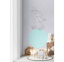 Lekrum med bord, stolar, hyllor och väggmålning med skateboardåkare