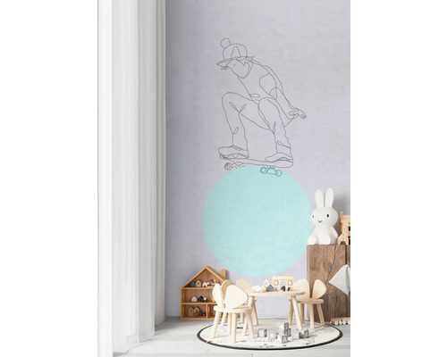 Lekrum med bord, stolar, hyllor och väggmålning med skateboardåkare