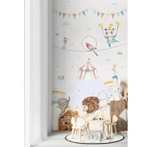 Barnrum med cirkustapet, barnmöbler och dekorationer för en vänlig atmosfär.