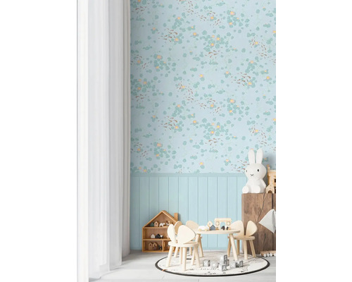 Barnrum med blå tapet med näckrosmönster, barnbord med stolar och leksaker
