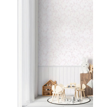 Barnrum med mönstrad tapet, barnbord och stolar.