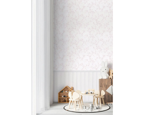 Barnrum med mönstrad tapet, barnbord och stolar.