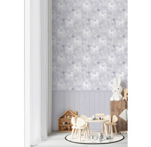 Barnrum med enhörningstapeter, träbord och stolar