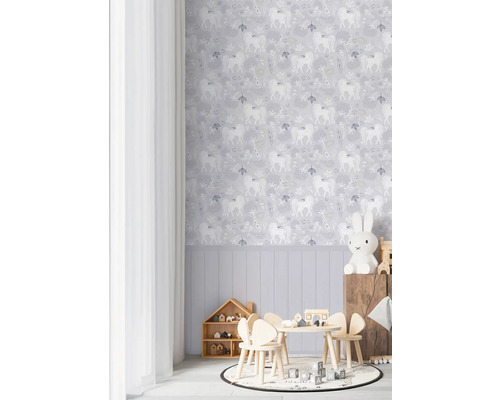 Barnrum med enhörningstapeter, träbord och stolar