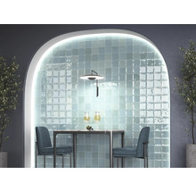 Matsal med kakelvägg, bord och stolar