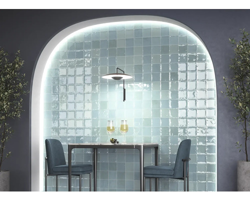 Matsal med kakelvägg, bord och stolar