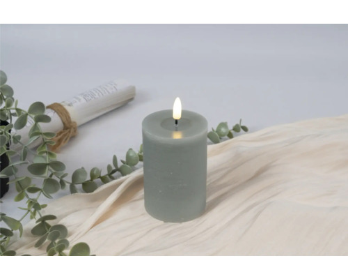 Dekorativt ljus med LED-låga på en duk