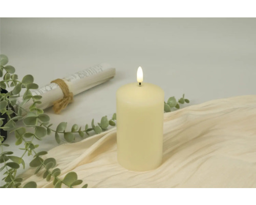 Dekorativt vaxljus med ljuseffekt och dekoration