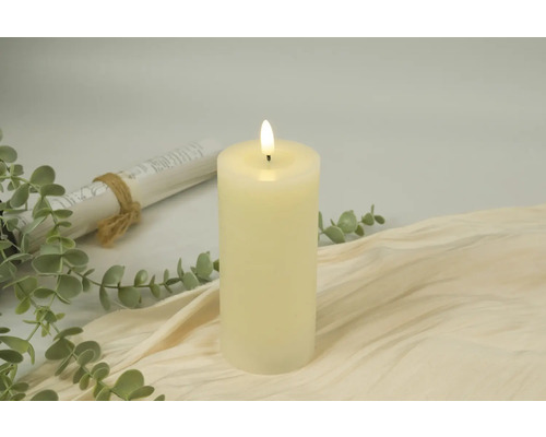 Dekorativt LED-ljus på beige tyg med eukalyptus och pappersrulle