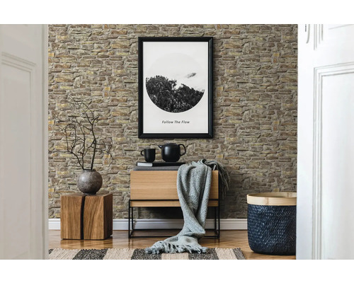 Vardagsrum med stenvägg, byrå, dekoration och poster