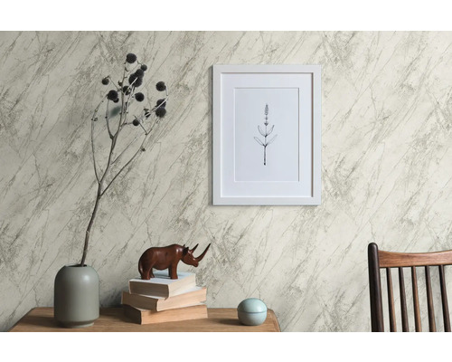 Dekorativt rum med mönstrad tapet, bild och tillbehör