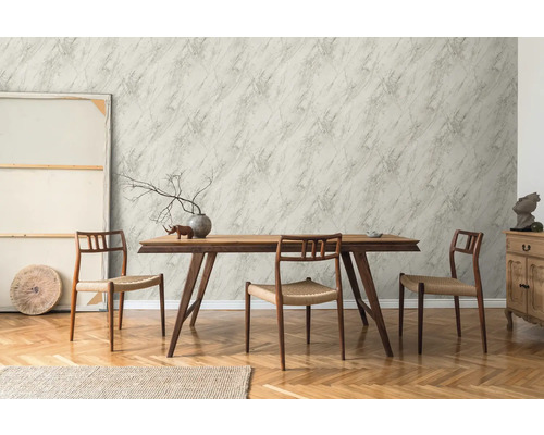 Ljust rum med matbord, stolar och marmortapet