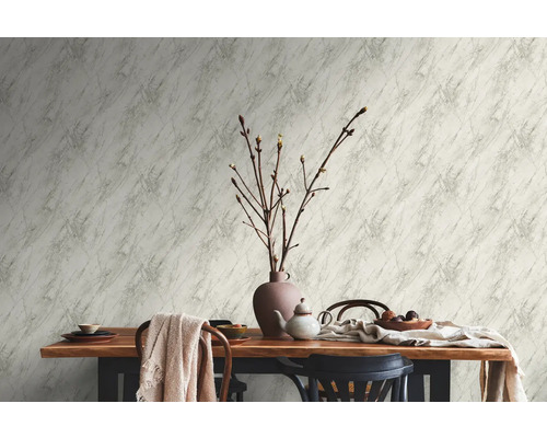 Vägg med marmortapet, matbord med porslin och dekoration