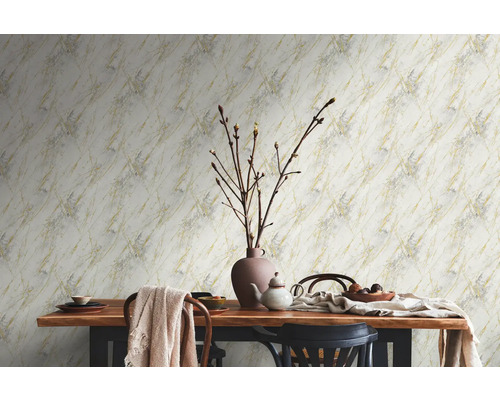 Matsal med marmortapet, träbord och dekorationer