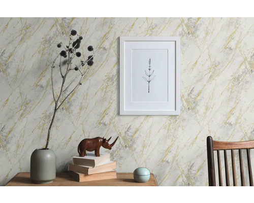 Vardagsrum med mönstrad tapet, dekoration och möbler