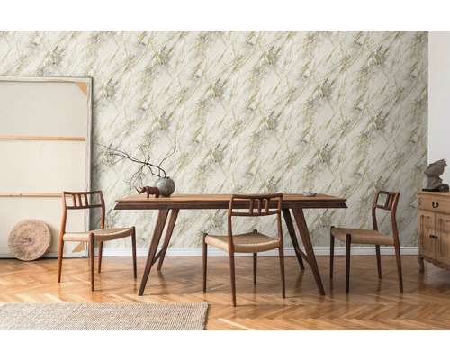 Matsal med träbord, stolar och tapet med marmormönster
