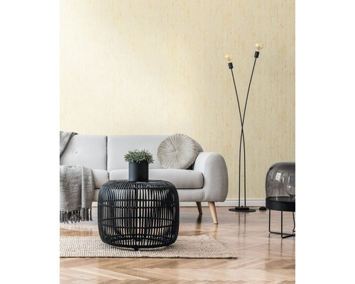 Vardagsrum med soffa, bord, golvlampa och matta på parkettgolv