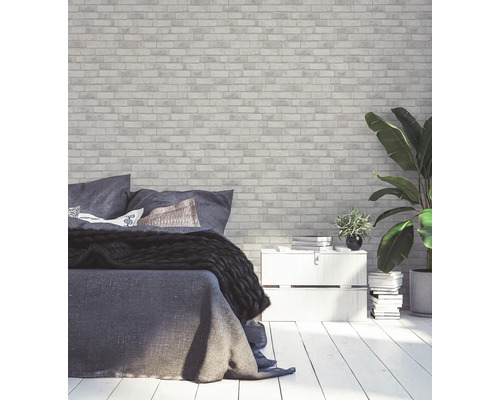 Sovrum med tegelväggstapeter, säng och växter