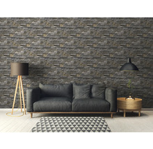 Vardagsrum med tapet i stenimitation, soffa och lampa
