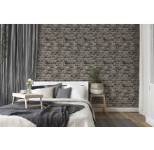 Sovrum med säng, sängbord, gardiner och tapeter i tegelstensdesign för en mysig atmosfär