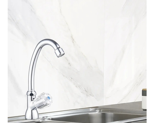 Köksblandare av metall med transparent handtag i en diskho