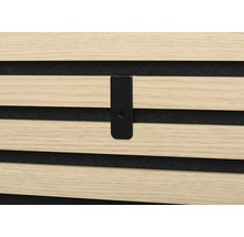 Detalj av en akustikplatta med fästklämma